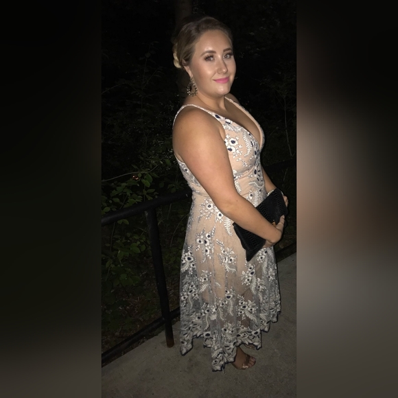 Dress The Population Midi Lace Dress - Picture 5 of 6